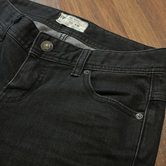 Free People Destroyed Ankle Raw Hem Skinny Jean-Black-Size 26-Distressed - Picture 7 of 13